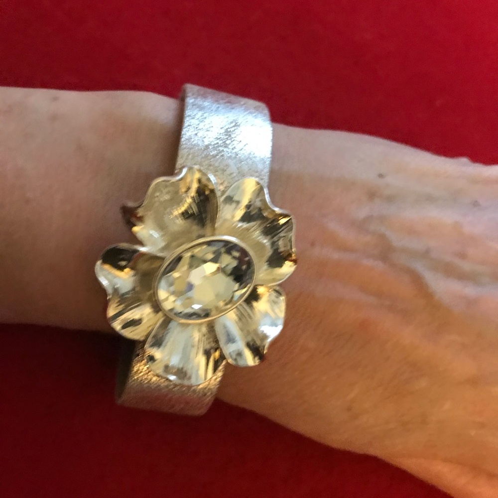Silver bracelet with flower